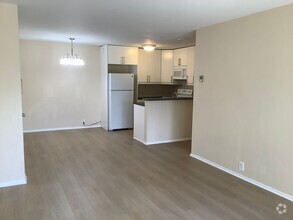 Building Photo - 1 Bedroom 1 Bath First Floor Condo in Paci...