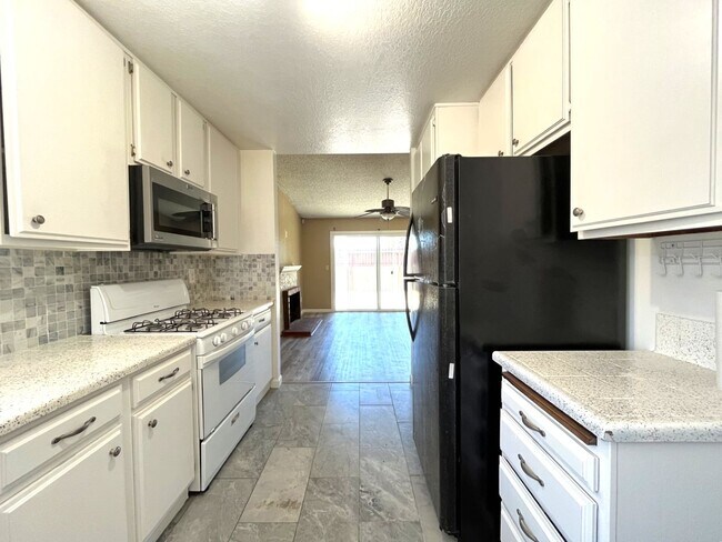Building Photo - 4 Bed, 2 Bath in Highland, CA!
