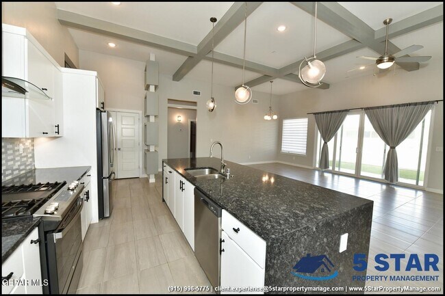 Building Photo - 12341 Desert Vista Ave