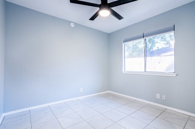 Building Photo - 5275 Meadow Rise St