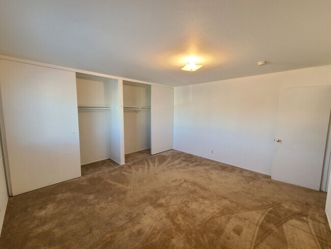 Building Photo - Utilities Paid! 3 Bedroom Apartment with G...