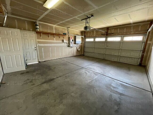 Building Photo - 4 bedrooms/ 2 bathrooms, with a patio.