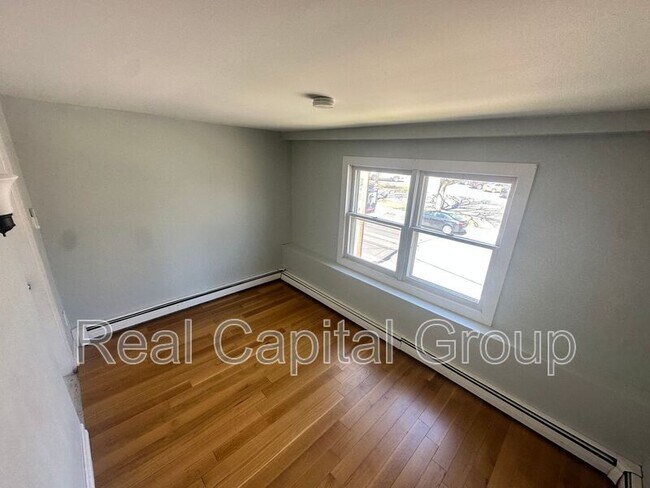 Building Photo - 376 Kenwood Ave