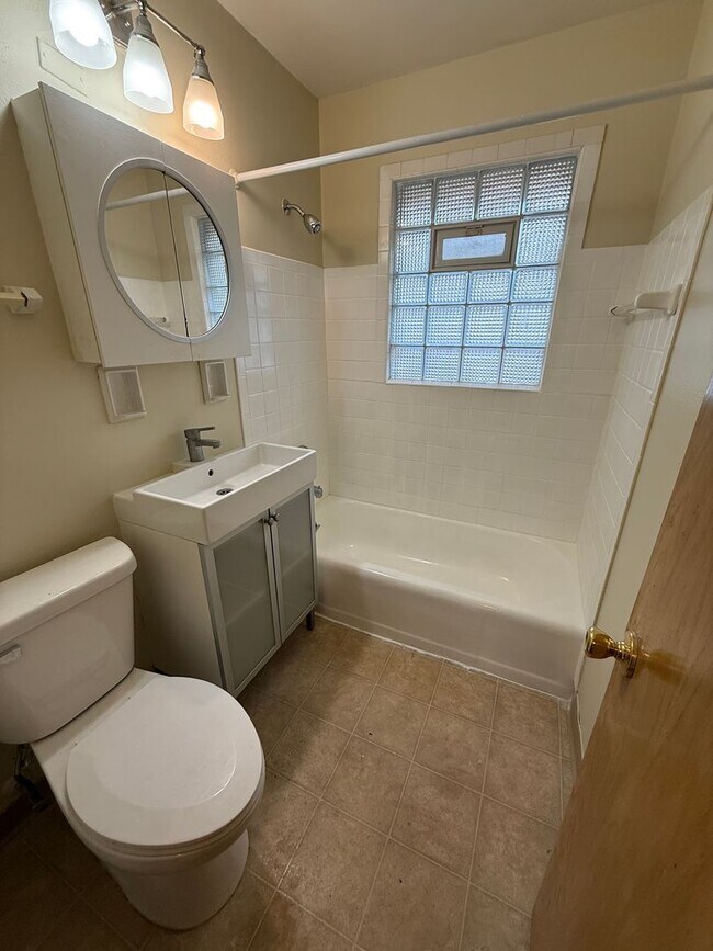 Building Photo - 5295 N Mohawk Ave