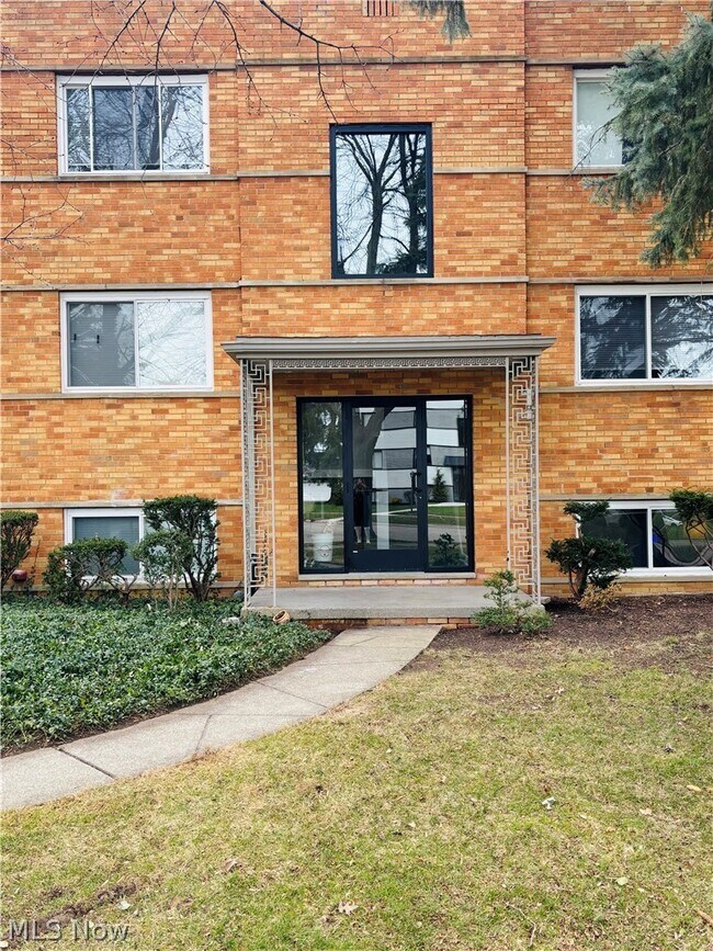 Building Photo - 21045 Southbend Cir