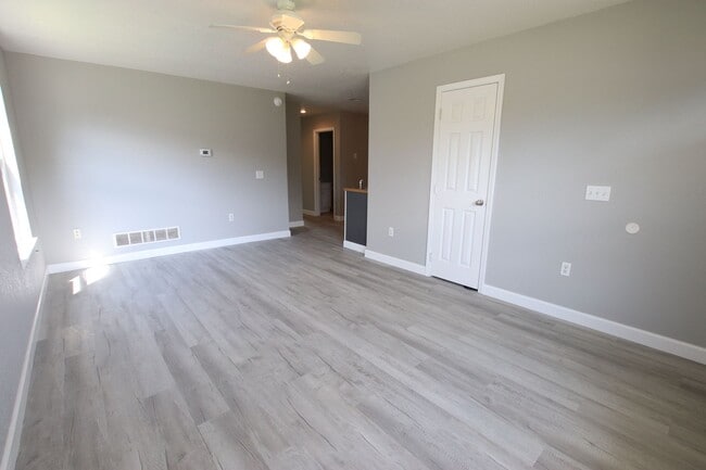 Building Photo - Fresh Duplex Living
