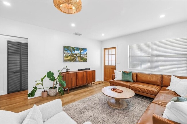 Building Photo - 2621 17th Ave N