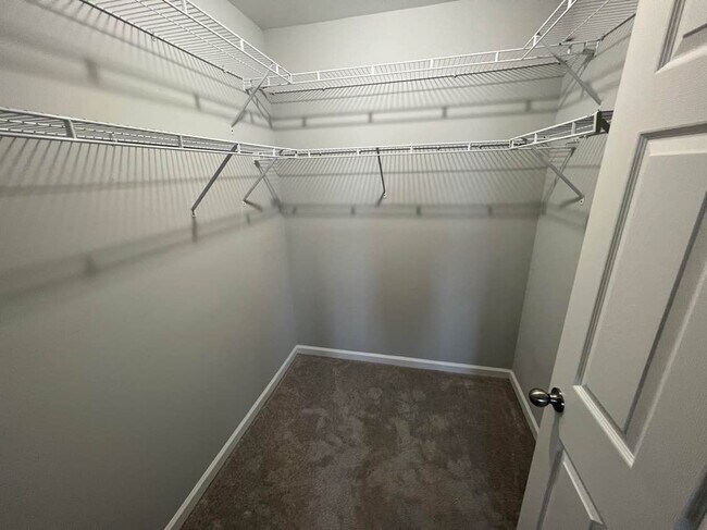 Building Photo - Room in House on Daingerfield Dr