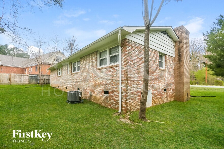 Building Photo - 1502 Kingston Dr