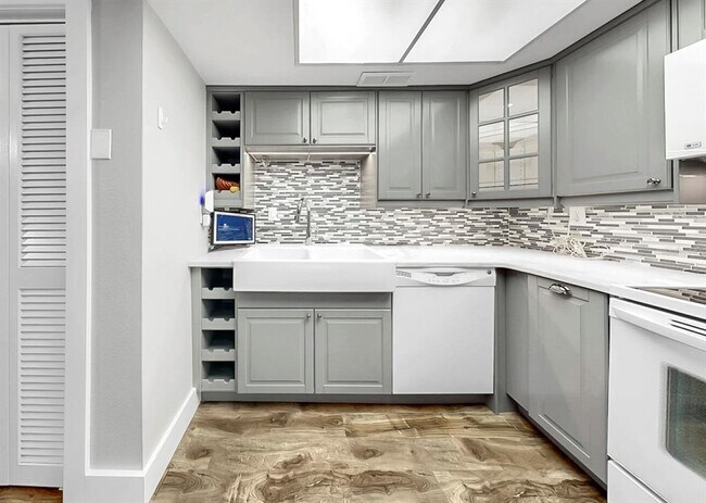 Building Photo - 6504 Surfside Blvd