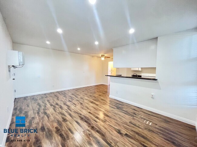 Building Photo - 14831 Delano St