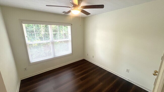 Building Photo - End Unit Townhome - Included in the RENT Water, Trash and Lawncare!