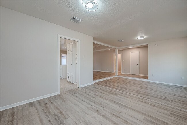 Building Photo - 23130 Bayleaf Dr