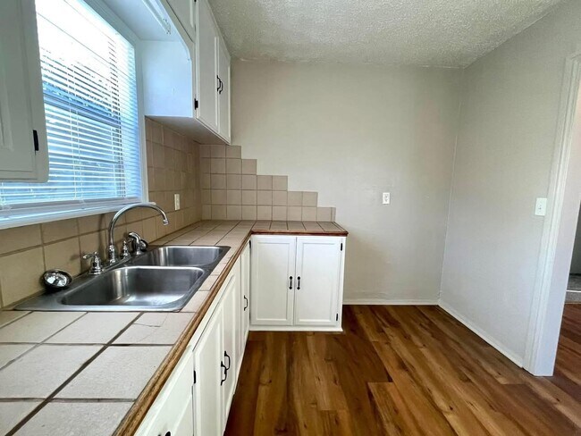 Building Photo - 514 9th Ave NW