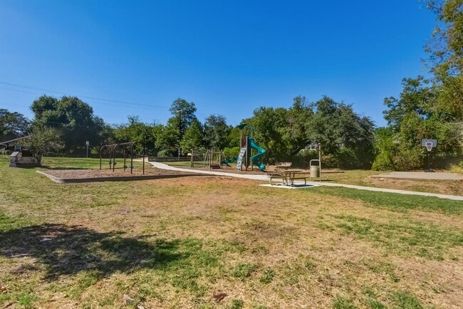 Building Photo - 601 E 8th St