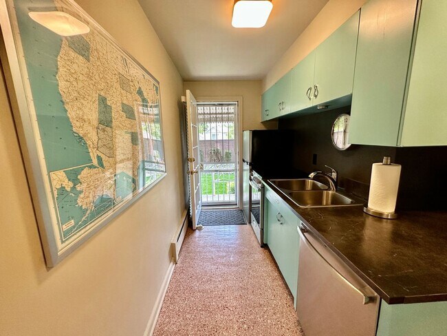 Building Photo - Wash Park 2-Bedroom, 2- Bathroom Condo Available in August