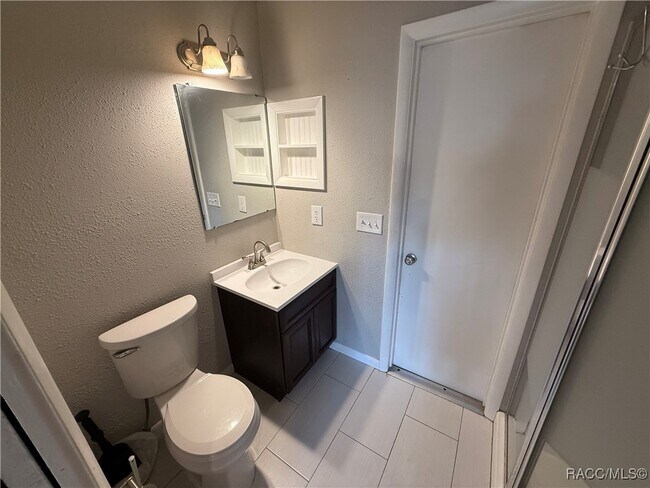 Building Photo - 920 N Lyle Ave