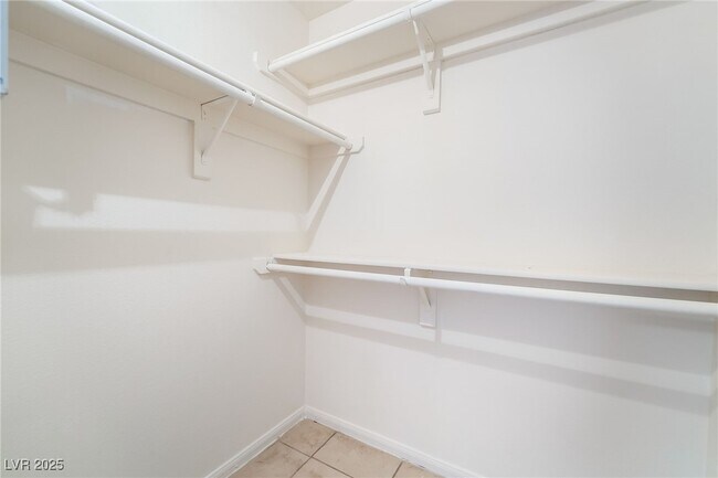 Building Photo - 950 Seven Hills Dr