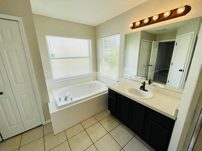 Building Photo - 1514 Sunset Village Blvd