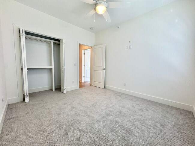 Building Photo - 3 Bedroom, 2.5 Bathroom Home w/ 2 Car Garage in Downtown Franklin