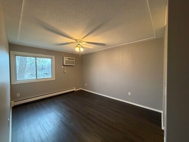 Building Photo - Freshly Updated, Stylish 2 bed 2 bath Condo in Bloomington