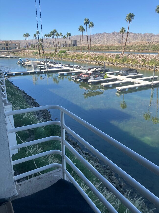 Building Photo - 1800 Club House Dr