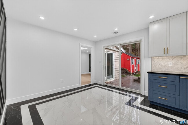 Building Photo - 6 Brighton St