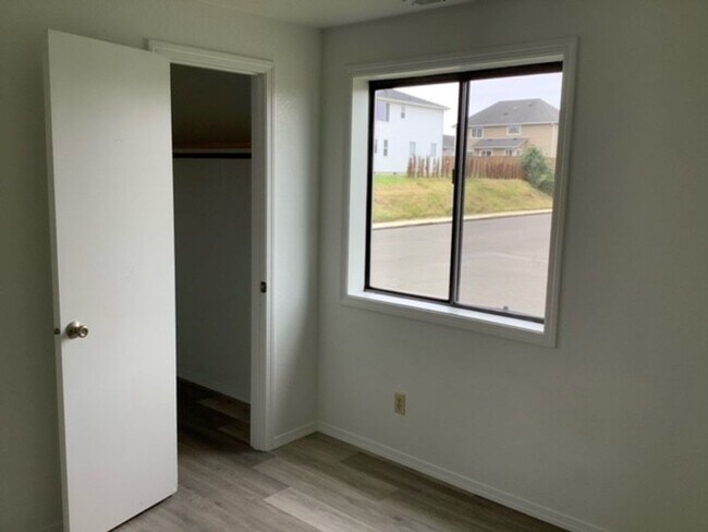 Building Photo - 2109