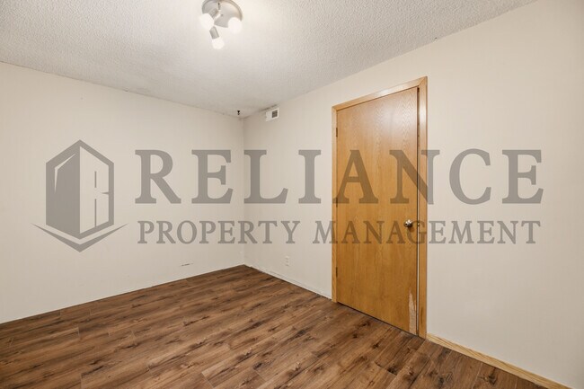 Building Photo - 516 N Lakeside Dr