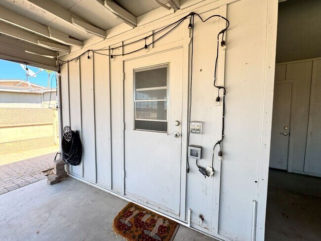 Building Photo - REMODELED 4 BEDROOM HOME WITH HUGE YARD, C...