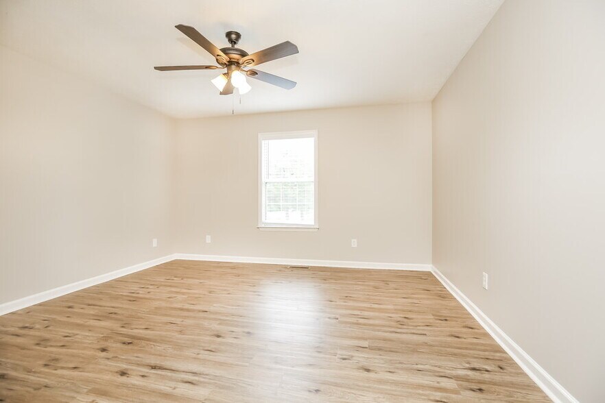Building Photo - 300 Southlake Dr