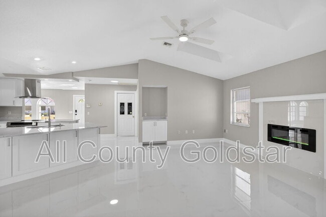 Building Photo - 18662 Arapahoe Cir