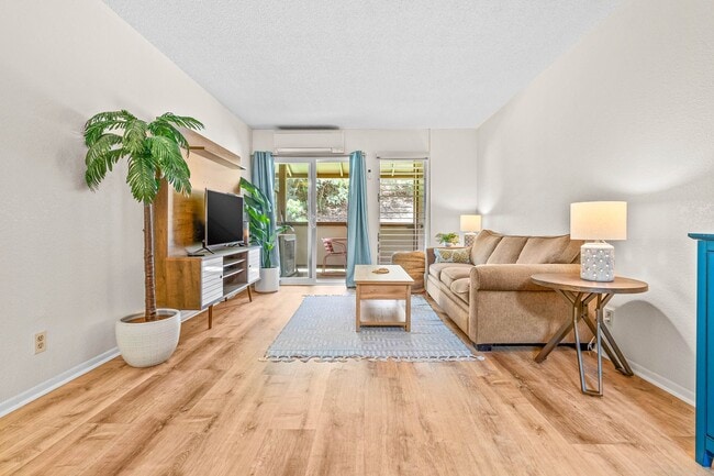 Building Photo - 2nd floor, 2 bedroom/1 bath/2 parking Town...