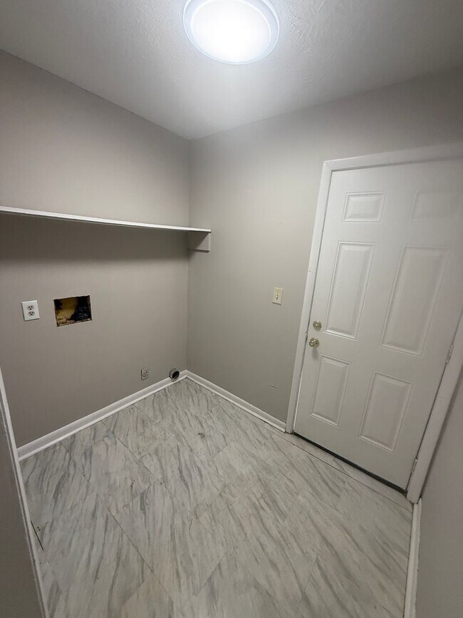 Building Photo - 11 Glenda Dr