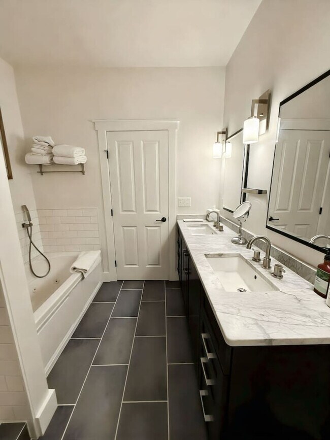 Building Photo - 1408 Pleasant St