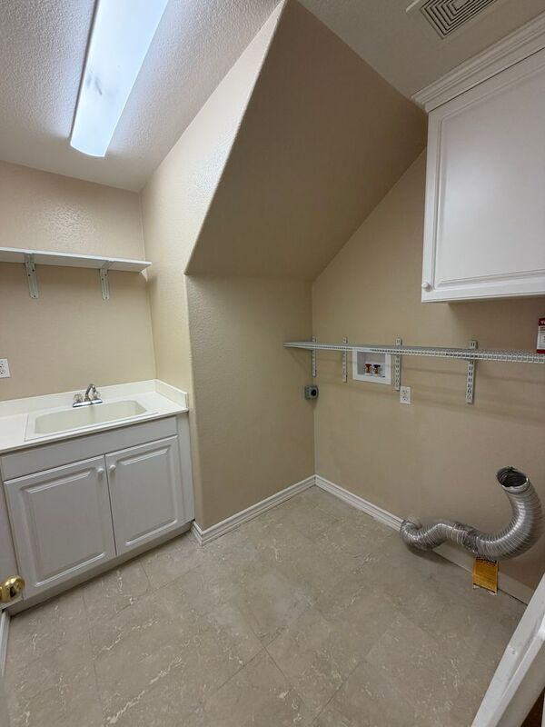 Building Photo - 46263 Drymen Ave