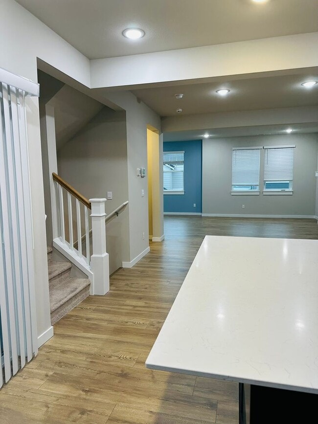 Building Photo - Newer 3-Story 3 Bedroom DR Horton Home in Lake Stickney/Everett - SHORT TERM LEASE OFFER