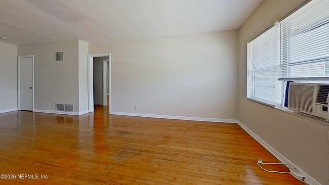 Building Photo - 1464 Holmesdale Rd