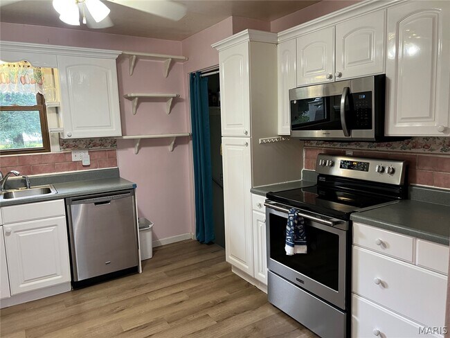 Building Photo - 415 Roanoke Dr