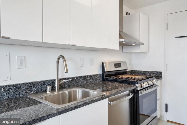 Building Photo - 10201 Grosvenor Pl