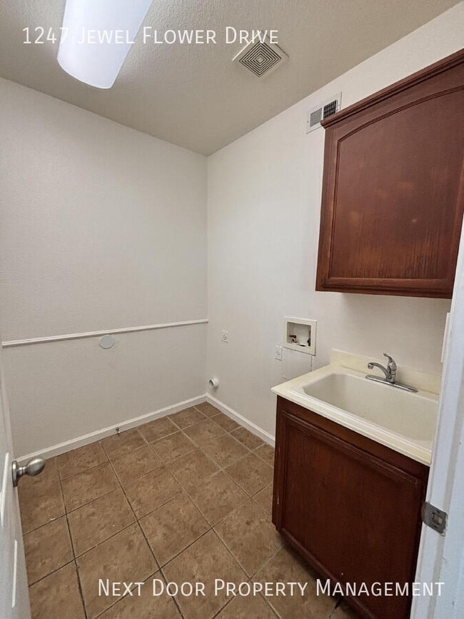 Building Photo - 1247 Jewel Flower Dr