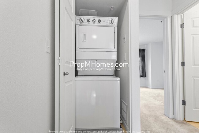 Building Photo - Two Bedroom Condo in Progress Ridge - Lake...