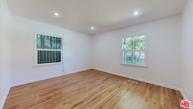 Building Photo - 1107 S Bundy Dr