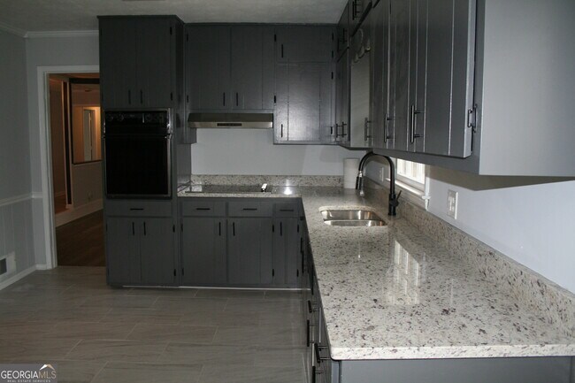 Building Photo - 2075 Pinewood Dr