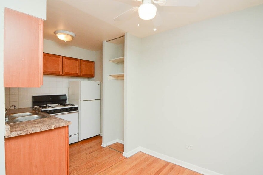 Building Photo - 503 W Briar Pl