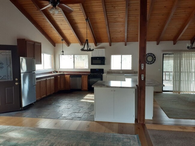 Building Photo - Charming 3-Bedroom / 3 Bathroom Home in Pi...