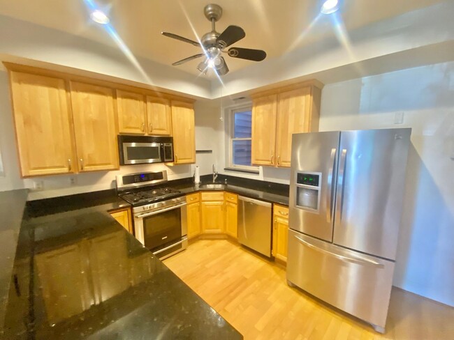 Building Photo - Mt Vernon Triangle Spacious 2 Bed 2.5 Bath...