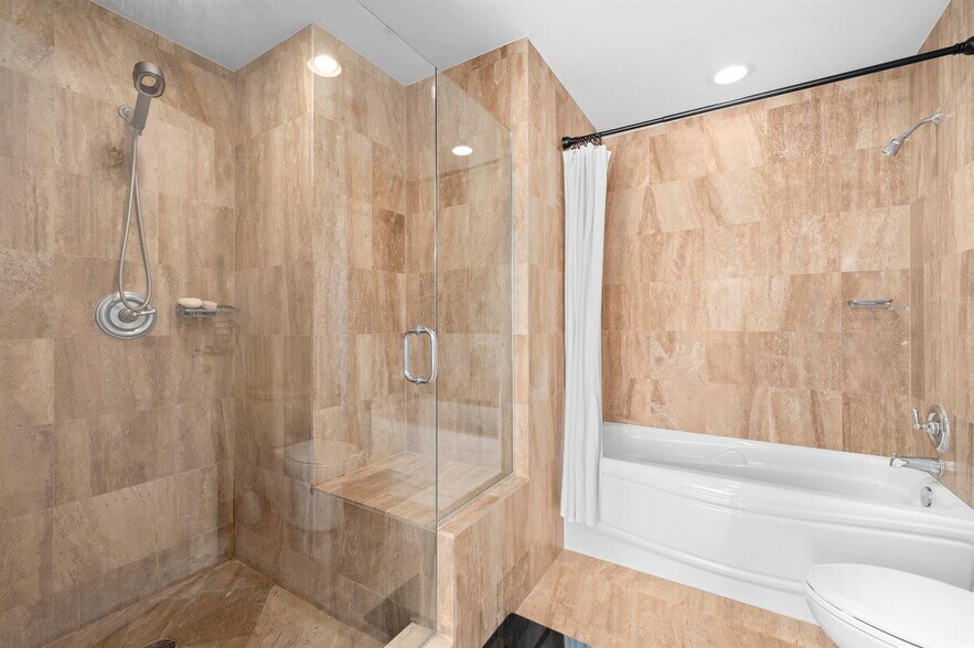 Building Photo - 300 S BISCAYNE Blvd