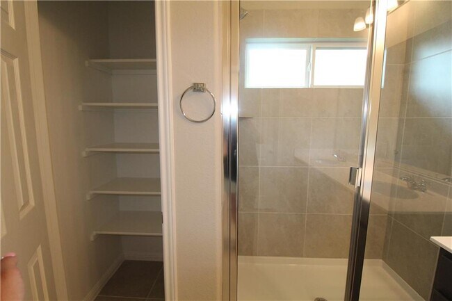 Building Photo - 307 Silver Glen Dr