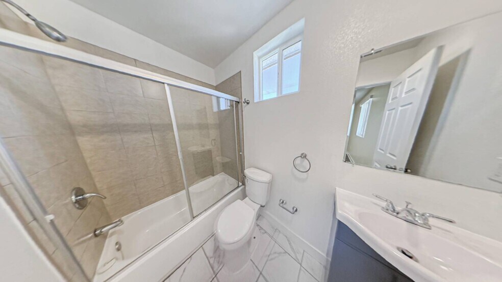 Building Photo - 630 1/2 W 79th St